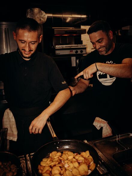 Gute Stimmung, gutes Essen und zwei Jungs, die wissen, was s...